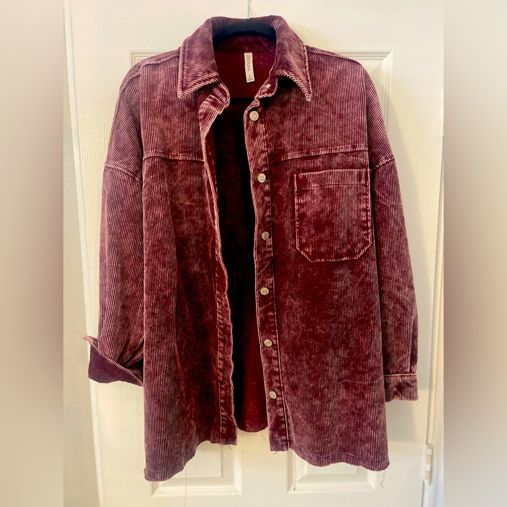 Shacket in maroon, corduroy in size L.